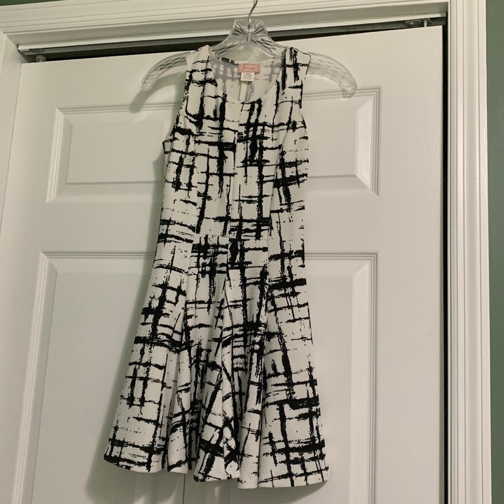 Love… Ady size XS black and white skater mini dress summer fall abstract